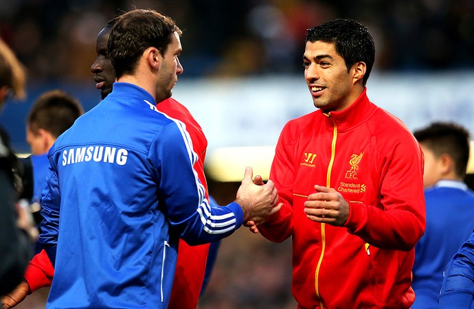 Ivanovic chelsea cumprimento luis suarez liverpool (Foto: Agência Getty Images)