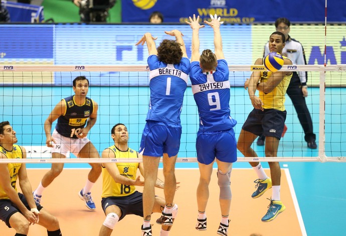 Lucarelli impede bloqueio italiano na Copa dos Campeões (Foto: Divulgação/FIVB)