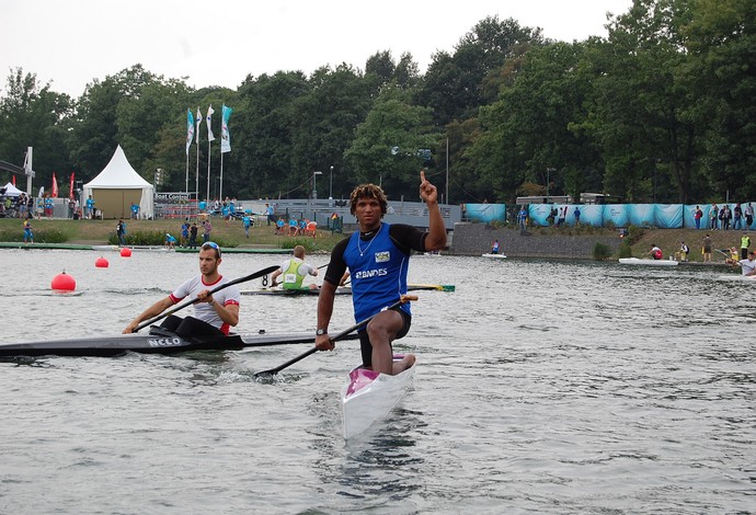 Isaquias Queiroz conquista o ouro no Mundial de Canoagem na Alemanha (Foto: Divulgação)