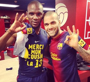 Abidal posa com Daniel Alves após o retorno ao Barcelona (Foto: Divulgação)