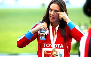 Isinbayeva medalha de ouro Mundial Moscou (Foto: Agência Reuters)