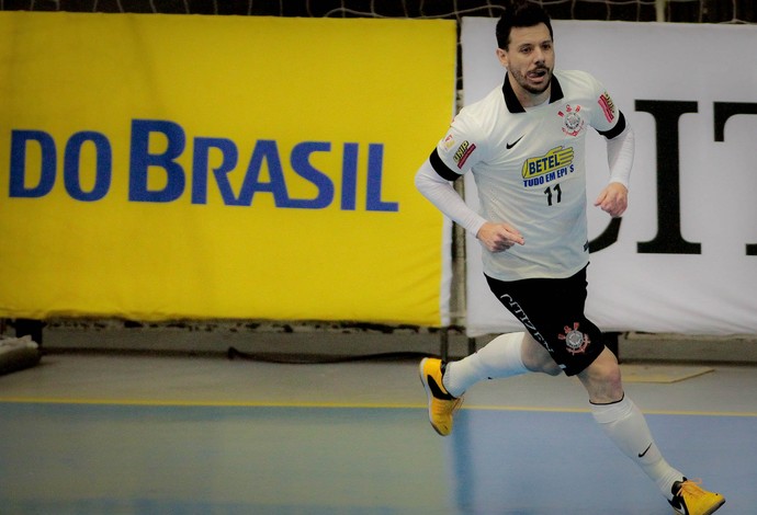 Simi marca o segundo gol e decreta a vitória do Corinthians (Foto: Corinthians/divulgação)