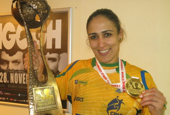 Dara com a taça do Mundial Feminino de Handebol (Foto: Thierry Gozzer)