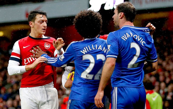 Ozil e Ivanovic confusão jogo Chelsea e Arsenal (Foto: Reuters)