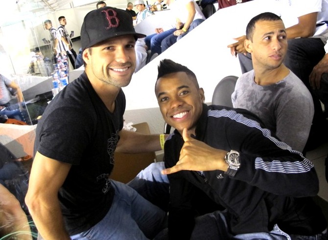 Diego e Robinho assistem ao jogo Santos x Corinthians na Vila Belmiro (Foto: Lincoln Chaves / globoesporte.com)