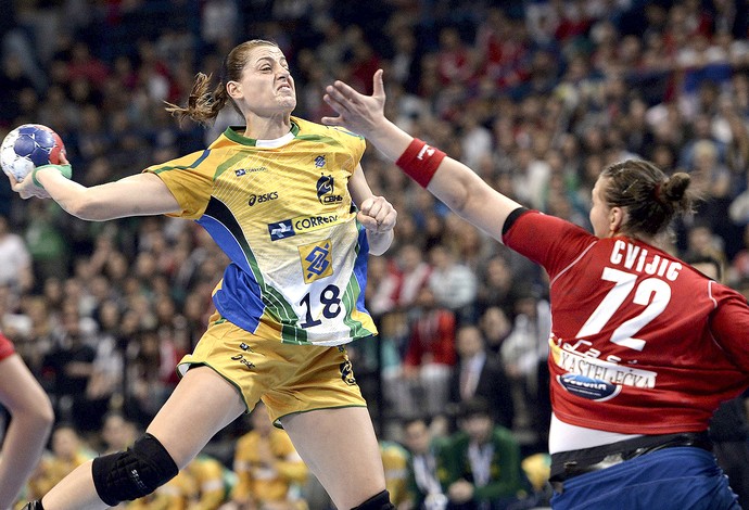 Eduarda jogo handebol Brasil e Sérvia final  (Foto: EFE)