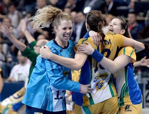 babi goleira comemoração Brasil handebol final Sérvia Mundial (Foto: EFE)