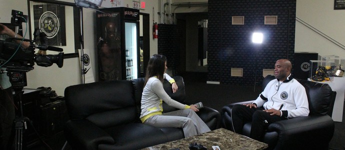 Karin Duarte entrevistou Anderson Silva em Los Angeles (Foto: Reprodução TV GLOBO)