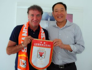 Cuca posa foto Luneng (Foto: Divulgação /Shandong Luneng)