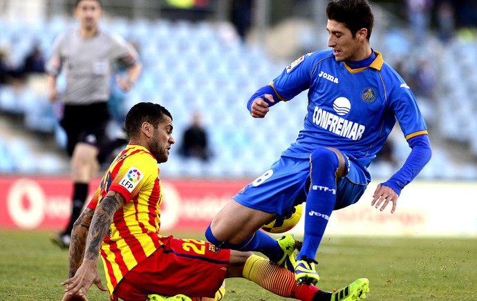 Daniel Alves jogo Barcelona contra Getafe (Foto: AFP)