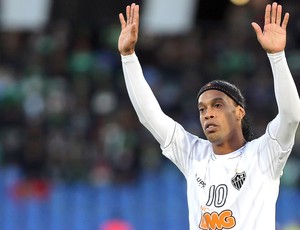 Ronaldinho Gaúcho jogo Atlético-MG contra Guangzhou Evergrande (Foto: EFE)