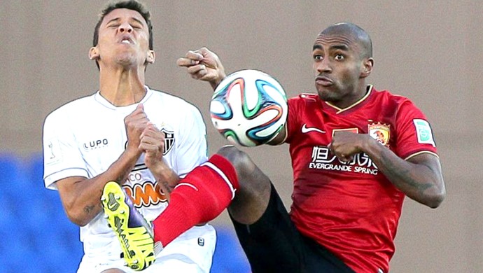 Marcos Rocha e Muriqui jogo Atlético-MG contra Guangzhou Evergrande (Foto: EFE)