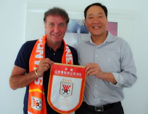 Cuca posa foto Luneng (Foto: Divulgação /Shandong Luneng)