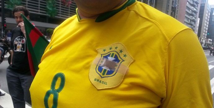 CAMISA SELECAO brasileira COM BANDAID (Foto: Rodrigo Faber)