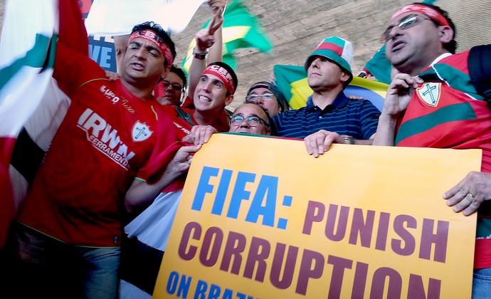 Capez protesto torcida Portuguesa em São Paulo (Foto: Rodrigo Faber)