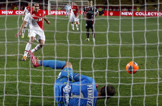  Falcão perde penalti Nicolas Penneteau, Monaco x Valenciennes (Foto: AFP)