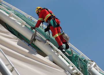 Alpinista segue instalando membrana do Beira-Rio (Foto: Tomás Hammes / GLOBOESPORTE.COM)