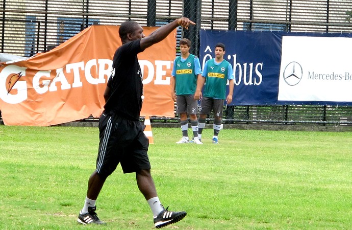 Seedorf treino Botafogo como técnico (Foto: Fred Huber)