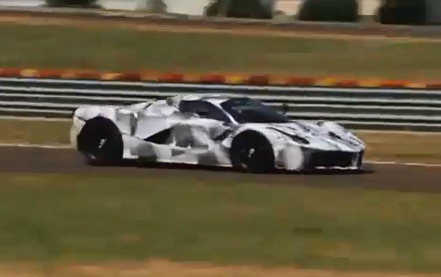 Alonso pilota a LaFerrari na pista de testes da escuderia em Fiorano (Foto: Divulgação)