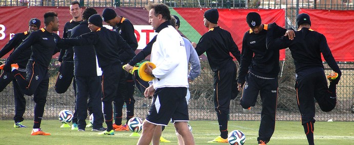 Cuca no treino do Atlético-MG (Foto: Fernando Martins)