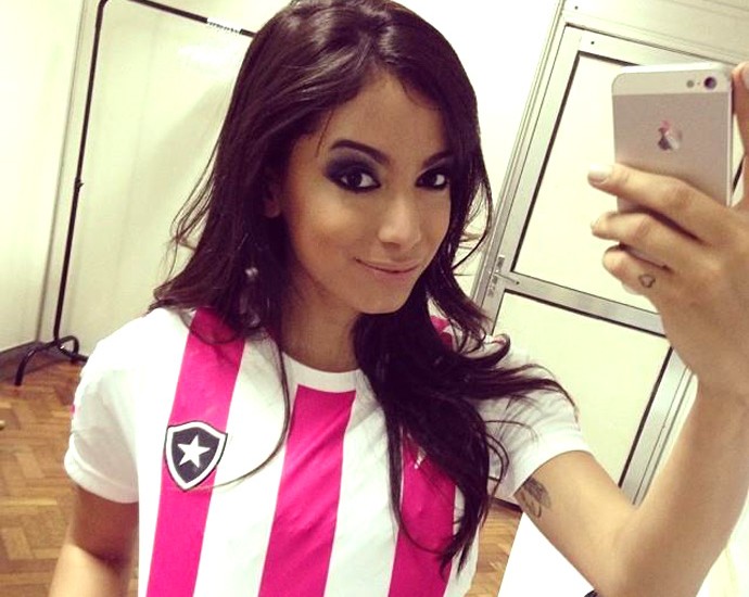 Anitta com a camisa feminina do botafogo (Foto: Reprodução / Facebook / Loja Oficial do Botafogo)