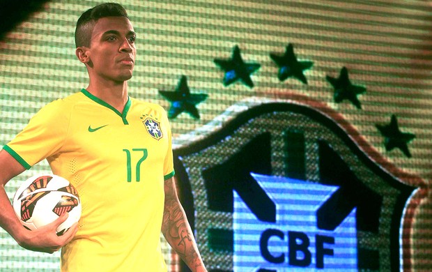 camisa Seleção Brasileira apresentação Luiz Gustavo (Foto: Reuters)