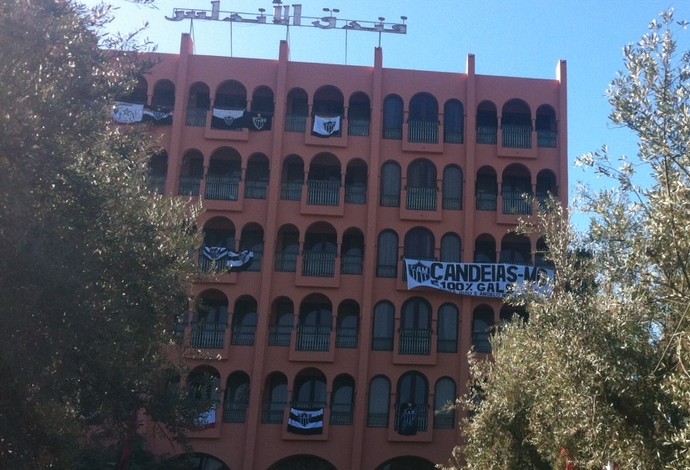 Hotel com bandeiras do Atlético-MG em Marrakesh (Foto: Armando Oliveira)