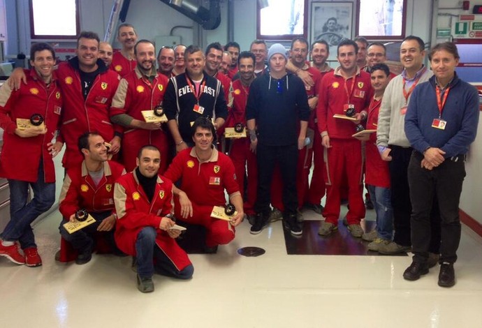 Kimi Raikkonen é recebido pelos funcionários da Ferrari em visita a Maranello (Foto: Divulgação)