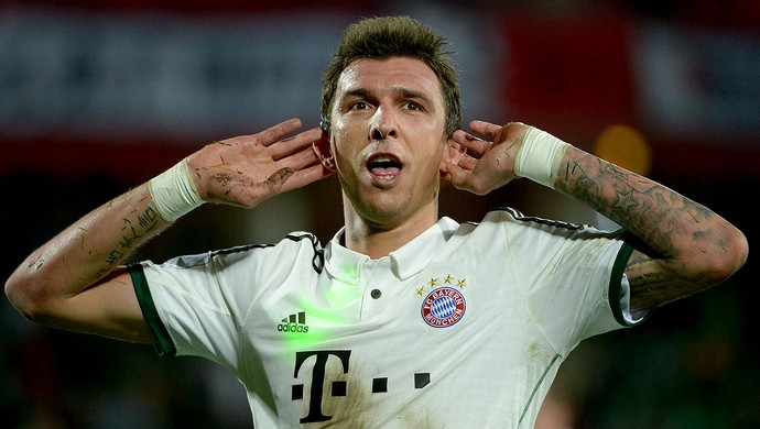 Mario Mandzukic comemoração jogo Guangzhou Evergrande e Bayern de Munique Mundial (Foto: AFP)