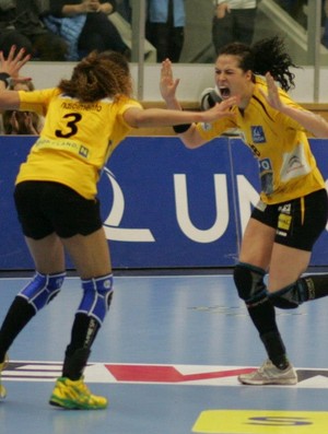 Alexandra Nascimento e Fernanda na Winner's Cup de handebol (Foto: Foto: Hypo Nö/Divulgação)