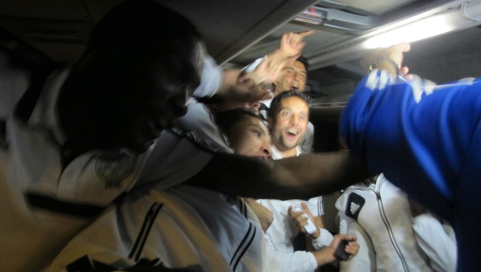 Jogadores Raja Casablanca ônibus (Foto: Alexandre Alliatti)