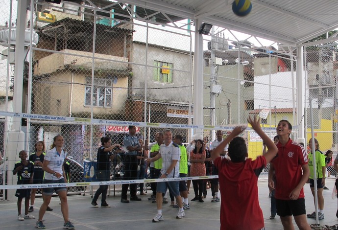 Bernardinho e Fabi batem bola com David e Luiz, do time mirim do Flamengo (Foto: Carol Fontes)