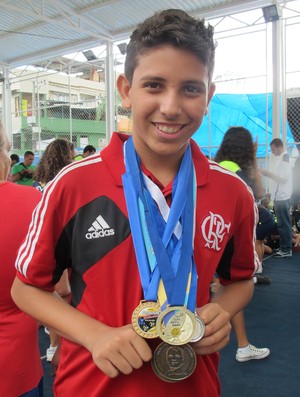 David exibe sua coleção de medalhas no vôlei (Foto: Carol Fontes)