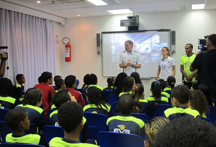 Bernardinho e Fabi participam de ação social na comunidade de Nova Brasília, no Complexo do Alemão (Foto: Carol Fontes)