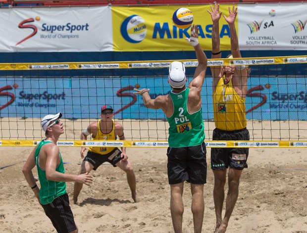 Janis Smedins/Aleksandrs Samoilovs vence Dawid Popek/Pawel Pelka em Durban (Foto: Divulgação/FIVB)