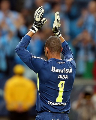 Dida agradece carinho da torcida após defender três cobranças de pênaltis (Foto: Jefferson Bernardes/Grêmio FBPA)