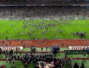 Invasão de campo na Turquia jogo entre Besiktas e Galatasaray (Foto: Reprodução / Twitter)