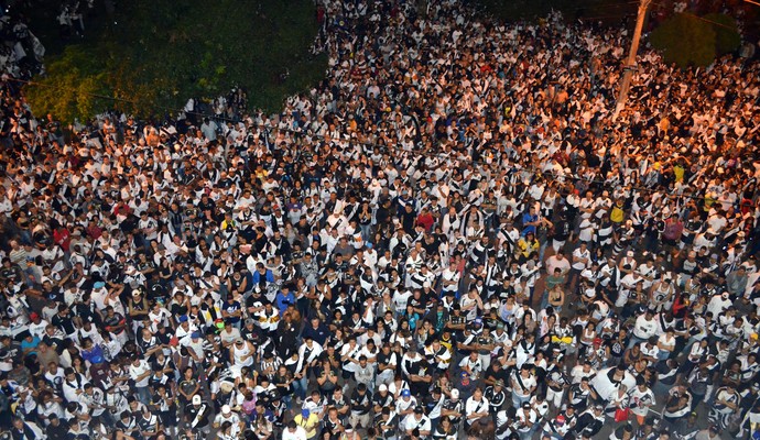 Torcida da Ponte Preta acompanha jogo em frente ao Majestoso, em Campinas (Foto: Fernando Pacífico)