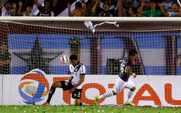 Victor Ayala marca, Lanús x Ponte Preta (Foto: Reuters)