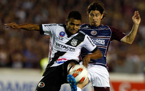 Ismael Blanco e Fernando Bob, Lanús x Ponte Preta (Foto: Reuters)