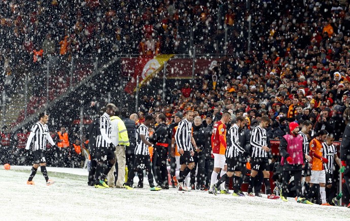 Galatasaray x Juventus, jogadores saem de campo, jogo pausado, neve (Foto: Reuters)