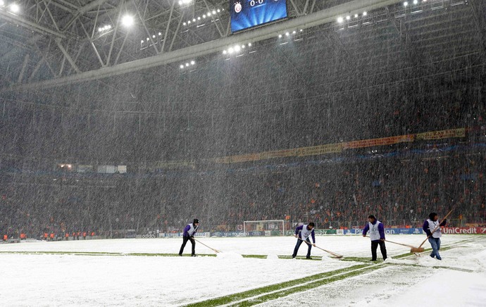 Galatasaray x Juventus, jogadores saem de campo, jogo pausado, neve (Foto: Reuters)