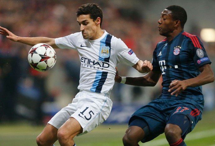 Alaba e Jesus Navas, Bayern de Munique x Manchester City (Foto: AP)