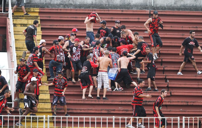 confusão torcida Atlético-PR e Vasco jogo (Foto: Geraldo Bubniak / Agência Estado)