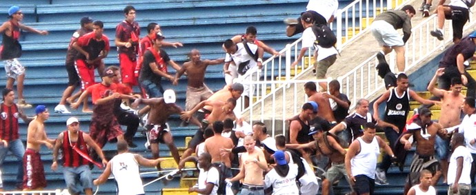 confusão torcida Atlético-PR e Vasco jogo (Foto: Gustavo Rotstein)