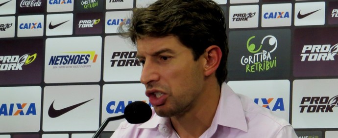 Tcheco, técnico do Coritiba, em entrevista (Foto: Fernando Freire)