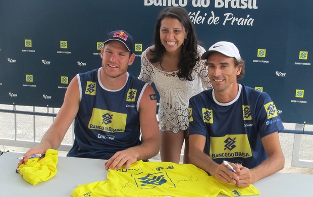 Alison e Emanuel participam de uma sessão de autógrafos nas areias de São José (SC) (Foto: Túlio Moreira / GloboEsporte.com)