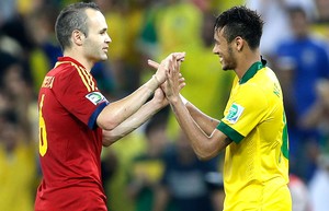 Neymar e Iniesta final Brasil Espanha (Foto: AP)