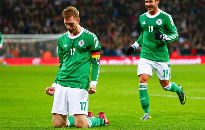  Per Mertesacker e MArio Gotze comemoram, Inglaterra x Alemanha (Foto: Reuters)