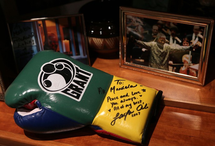 Mandela luva Mohamed Ali boxe (Foto: Reuters)